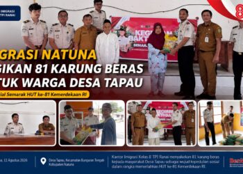Imigrasi Natuna Bagikan 81 Karung Beras untuk Warga Desa Tapau