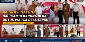 Imigrasi Natuna Bagikan 81 Karung Beras untuk Warga Desa Tapau