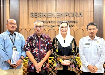 Bupati Natuna, Cen Sui Lan saat melakukan poto bersama usai audiensi bersama Sekretaris Menteri Pemuda dan Olahraga (Sesmenpora) RI, Suyadi Pawiro, di Kantor Kementerian Pemuda dan Olahraga (Kemenpora) RI