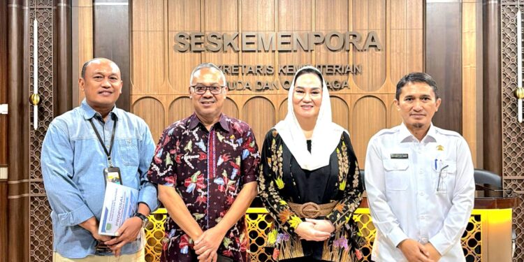 Bupati Natuna, Cen Sui Lan saat melakukan poto bersama usai audiensi bersama Sekretaris Menteri Pemuda dan Olahraga (Sesmenpora) RI, Suyadi Pawiro, di Kantor Kementerian Pemuda dan Olahraga (Kemenpora) RI