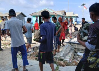 Warga bersama Pemdes Sunggak lakukan Goro akses jalan utama sekolah