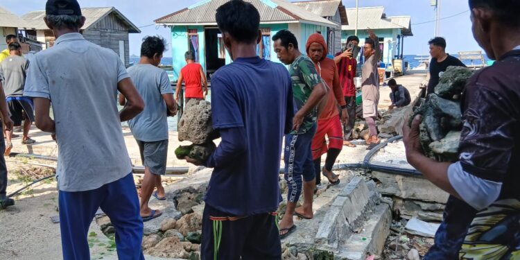 Warga bersama Pemdes Sunggak lakukan Goro akses jalan utama sekolah