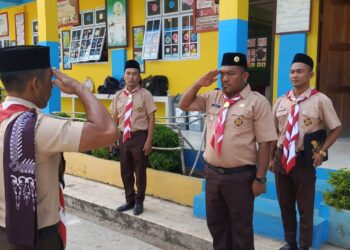 Camat Jemaja Mudahir saat Akan memasuki Lapangan Upacara