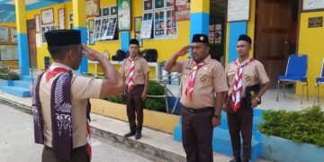 Camat Jemaja Mudahir saat Akan memasuki Lapangan Upacara