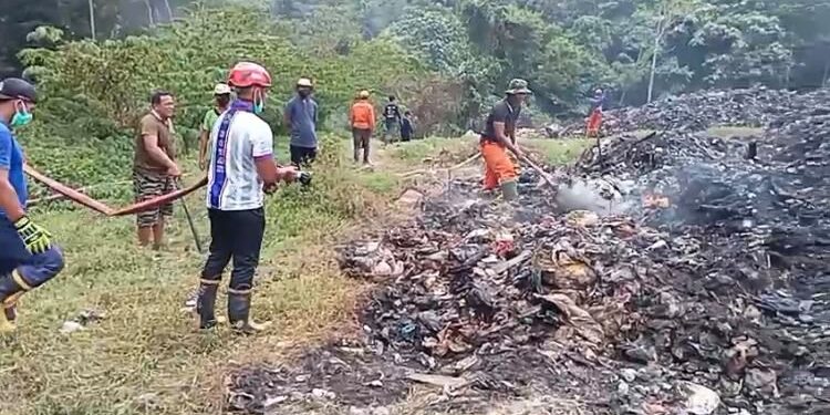Effendi Pastikan Kebakaran TPS Tarempa Padam Total, Tim terus Bekerja