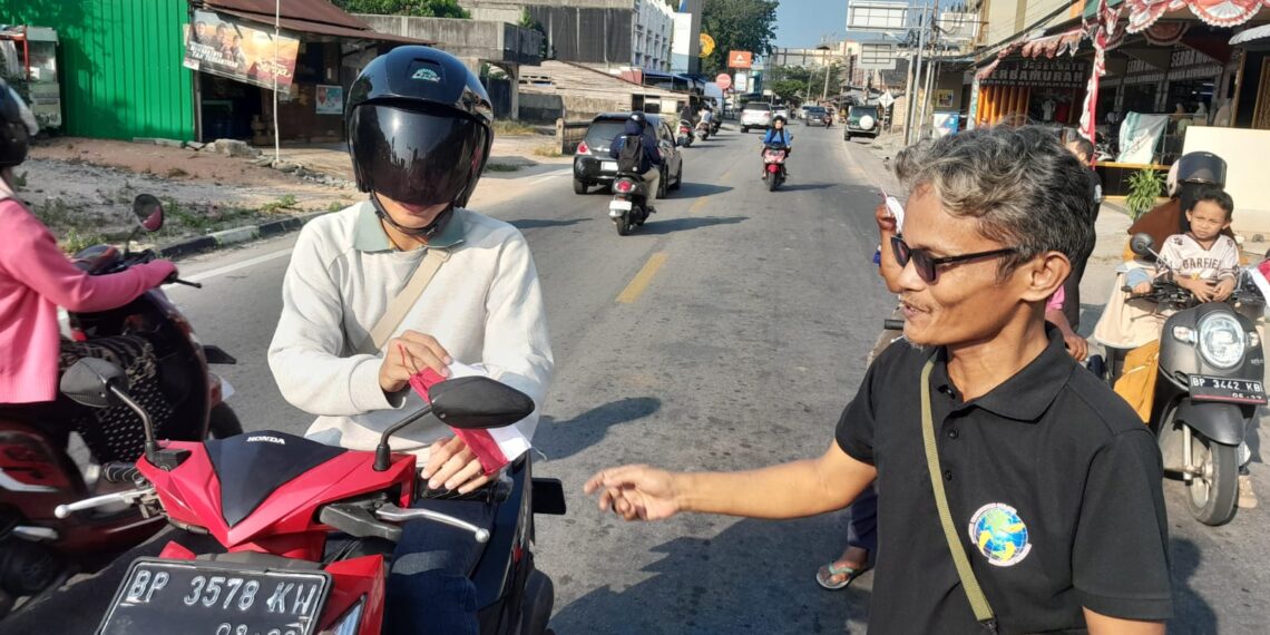IWO Karimun Bagikan Ratusan Bendera Merah Putih, Semarak Kemerdekaan Menggema di Jalanan