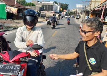 IWO Karimun Bagikan Ratusan Bendera Merah Putih, Semarak Kemerdekaan Menggema di Jalanan