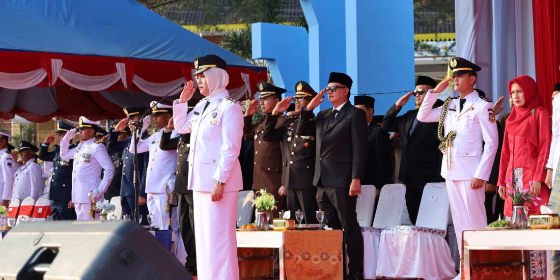 Ribuan Warga Saksikan Penurunan Sang Merah Putih, Wabup Deby Pimpin Upacara HUT RI ke-81 di Kijang