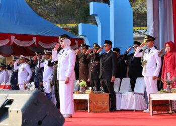 Ribuan Warga Saksikan Penurunan Sang Merah Putih, Wabup Deby Pimpin Upacara HUT RI ke-81 di Kijang