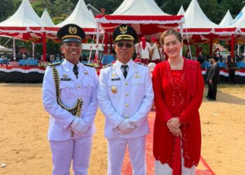 Wiranto kiri, Bupati Anambas Aneng Tengah dan Ny. Sinta Aneng Kanan (F-istimewa).