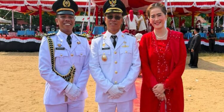 Wiranto kiri, Bupati Anambas Aneng Tengah dan Ny. Sinta Aneng Kanan (F-istimewa).