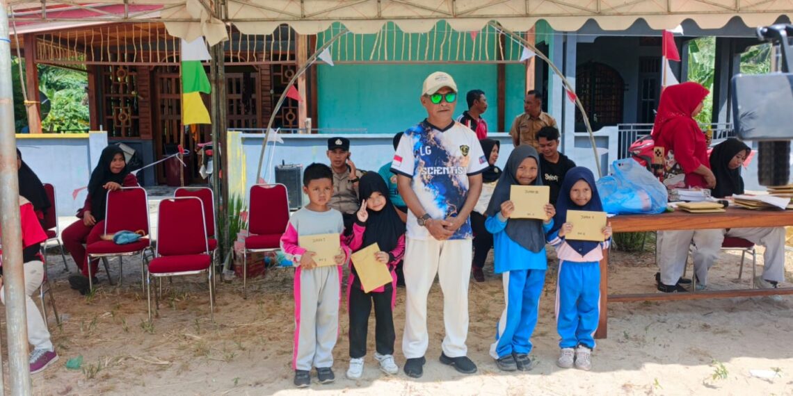 Kades Landak Saat Serahkan Hadia Lomba kepada pesarta di HUT RI ke 81
