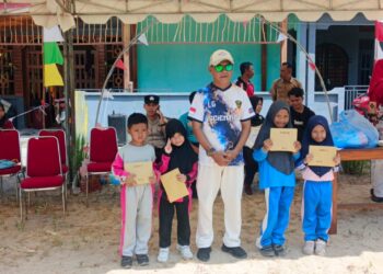 Kades Landak Saat Serahkan Hadia Lomba kepada pesarta di HUT RI ke 81