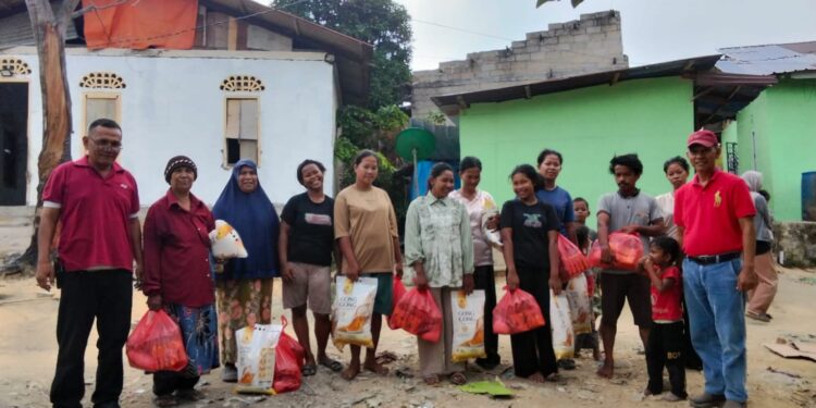 Kemerdekaan Harus Sampai ke Meja Makan Rakyat, APKAPI Riau–Kepri Sebar Sembako untuk Ratusan Warga Karimun