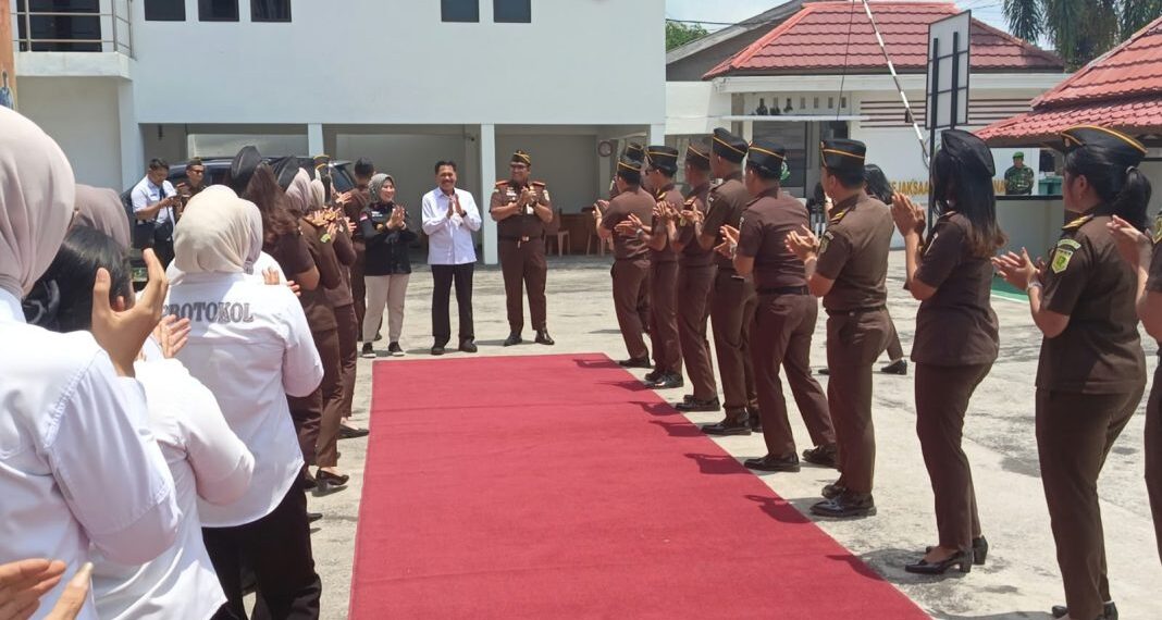 FOTO : Anggota Komisi Kejaksaan Republik Indonesia, Dr. Heffinur, S.H., M.Hum., melakukan kunjungan kerja ke Kabupaten Natuna, Kepulauan Riau, Senin (18/8/2026).