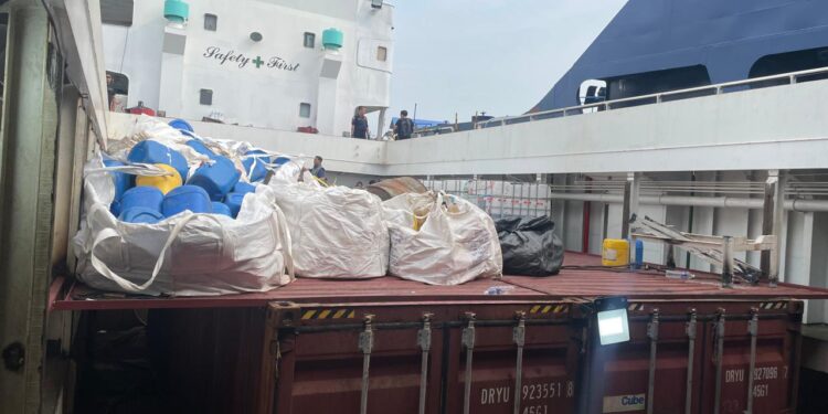 Kapal MV Ocean Porter diamankan petugas gabungan. Foto: Istimewa