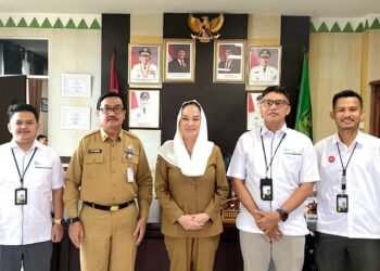 Poto Bersama : Pimpinan Pegadaian Cabang Natuna, Jufriadi, saat bersilaturahmi Bupati Natuna Cen Sui Lan yang didampingi langsung oleh Sekretaris Daerah Natuna Boy Wijanarko Varianto, SE