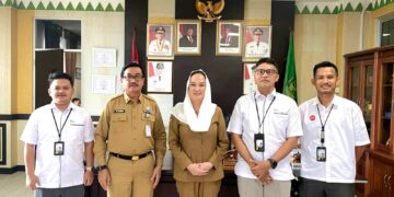 Poto Bersama : Pimpinan Pegadaian Cabang Natuna, Jufriadi, saat bersilaturahmi Bupati Natuna Cen Sui Lan yang didampingi langsung oleh Sekretaris Daerah Natuna Boy Wijanarko Varianto, SE