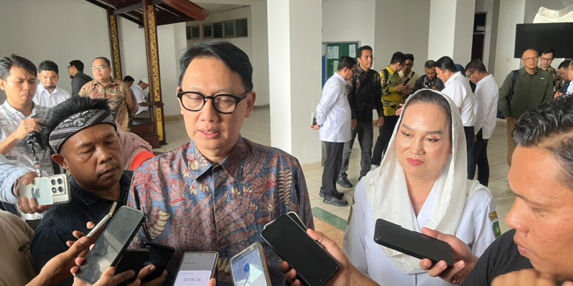 Wakil Menteri Luar Negeri (Wamenlu) RI, Arif Havas Oegroseno di dampingi Bupati Natuna Cen Sui Lan saat di wawancara awak media saat melakukan kunjungan kerja ke Kabupaten Natuna