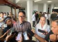 Wakil Menteri Luar Negeri (Wamenlu) RI, Arif Havas Oegroseno di dampingi Bupati Natuna Cen Sui Lan saat di wawancara awak media saat melakukan kunjungan kerja ke Kabupaten Natuna
