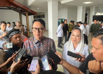 Wakil Menteri Luar Negeri (Wamenlu) RI, Arif Havas Oegroseno di dampingi Bupati Natuna Cen Sui Lan saat di wawancara awak media saat melakukan kunjungan kerja ke Kabupaten Natuna