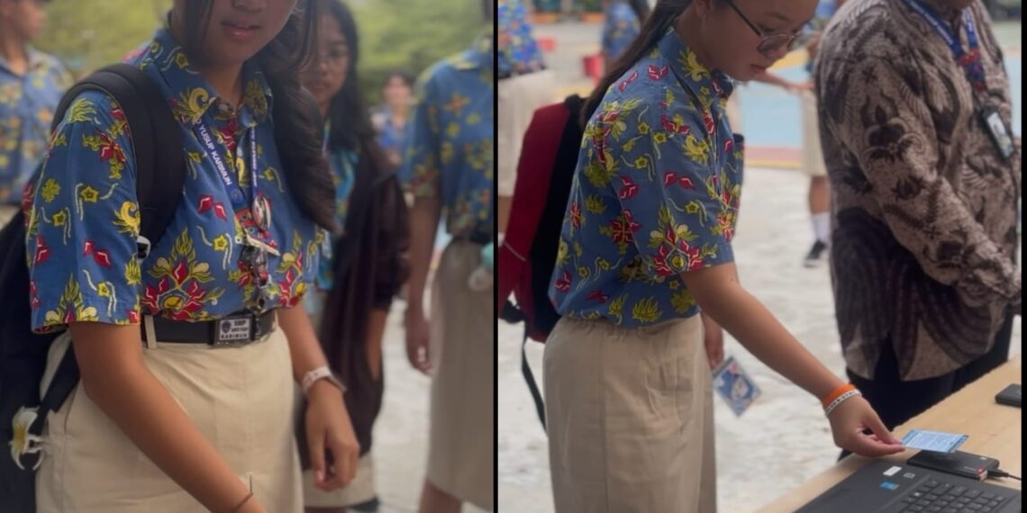 Siswa Siswi SMP Swasta Santo Yusup Karimun sedang mempraktekkan Absensi Chip RFID