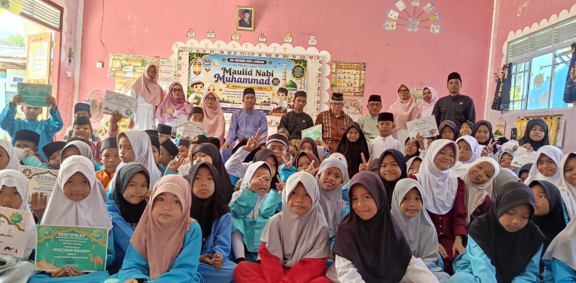 Foto bersama Usai pelaksanaan kegiatan Maulid Nabi Muhammad Saw. Guru dan siswa siswi