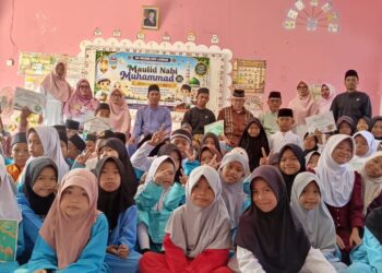 Foto bersama Usai pelaksanaan kegiatan Maulid Nabi Muhammad Saw. Guru dan siswa siswi