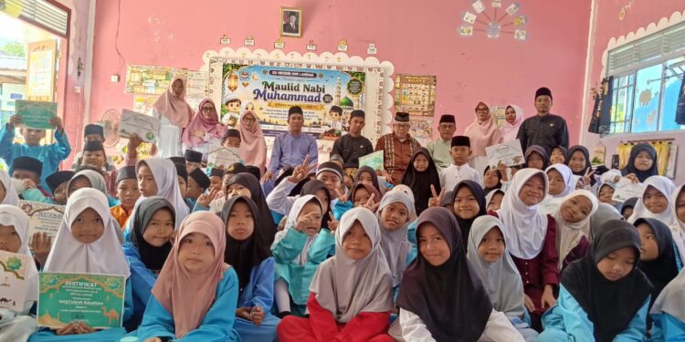 Foto bersama Usai pelaksanaan kegiatan Maulid Nabi Muhammad Saw. Guru dan siswa siswi