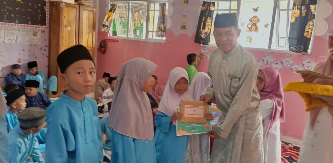 Kades Landak Amirullah saat serahkan Hadian Lomba kepada Siswa-siswi