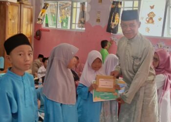 Kades Landak Amirullah saat serahkan Hadian Lomba kepada Siswa-siswi