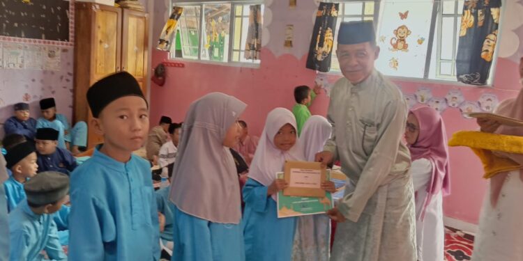 Kades Landak Amirullah saat serahkan Hadian Lomba kepada Siswa-siswi