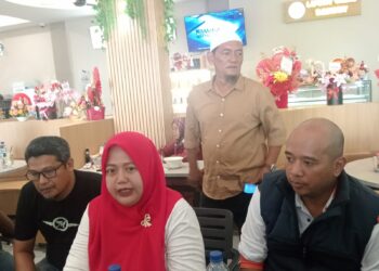 Direktur Utama PT Pelabuhan Karimun, Liza Bharliyantie Hilsya, S.E., dalam konferensi pers yang digelar di Kedai Kopi Kita, Jumat (28/8/2026).