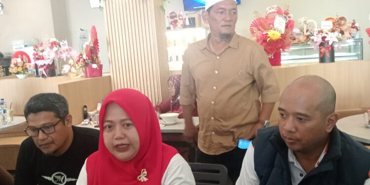 Direktur Utama PT Pelabuhan Karimun, Liza Bharliyantie Hilsya, S.E., dalam konferensi pers yang digelar di Kedai Kopi Kita, Jumat (28/8/2026).