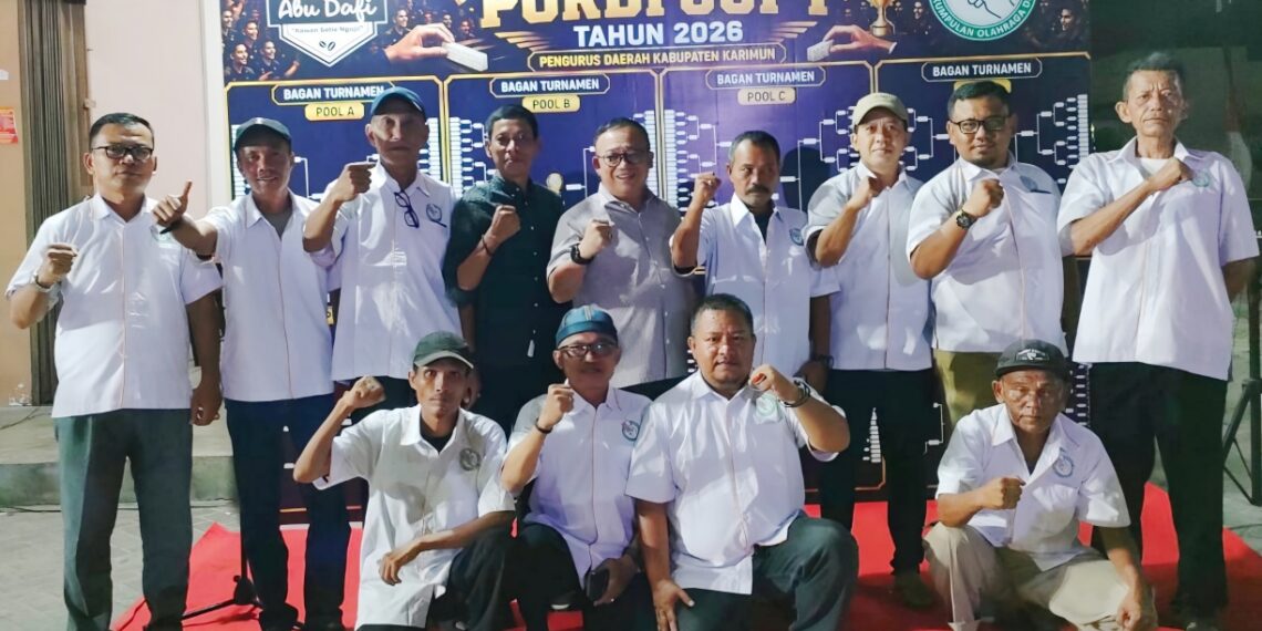 KETERANGAN FOTO: Ketua Pordi Pengda Kabupaten Karimun, Dr. Muhammad Firmansyah (tengah), foto bersama Panitia Turnamen Domino Pordi Cup I 2026 di Kedai Kopi Abu Dafi #11 | Foto: Pordi Karimun