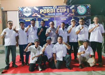 KETERANGAN FOTO: Ketua Pordi Pengda Kabupaten Karimun, Dr. Muhammad Firmansyah (tengah), foto bersama Panitia Turnamen Domino Pordi Cup I 2026 di Kedai Kopi Abu Dafi #11 | Foto: Pordi Karimun