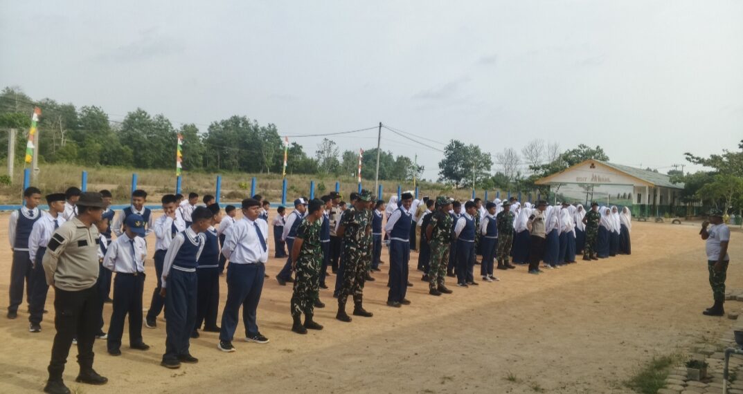 Kompak Bersihkan Jalan Perjuangan, Satgas TMMD Ke-129 dan Pelajar SMPIT Tanamkan Semangat Gotong Royong