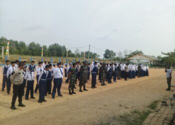 Kompak Bersihkan Jalan Perjuangan, Satgas TMMD Ke-129 dan Pelajar SMPIT Tanamkan Semangat Gotong Royong