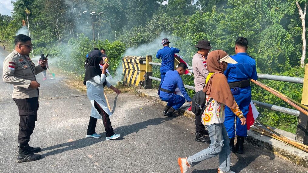 Satpolairud Polres Natuna Bersama Warga Revitalisasi Jembatan Mahligai, Sambut HUT RI ke-81
