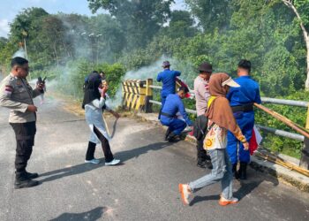Satpolairud Polres Natuna Bersama Warga Revitalisasi Jembatan Mahligai, Sambut HUT RI ke-81