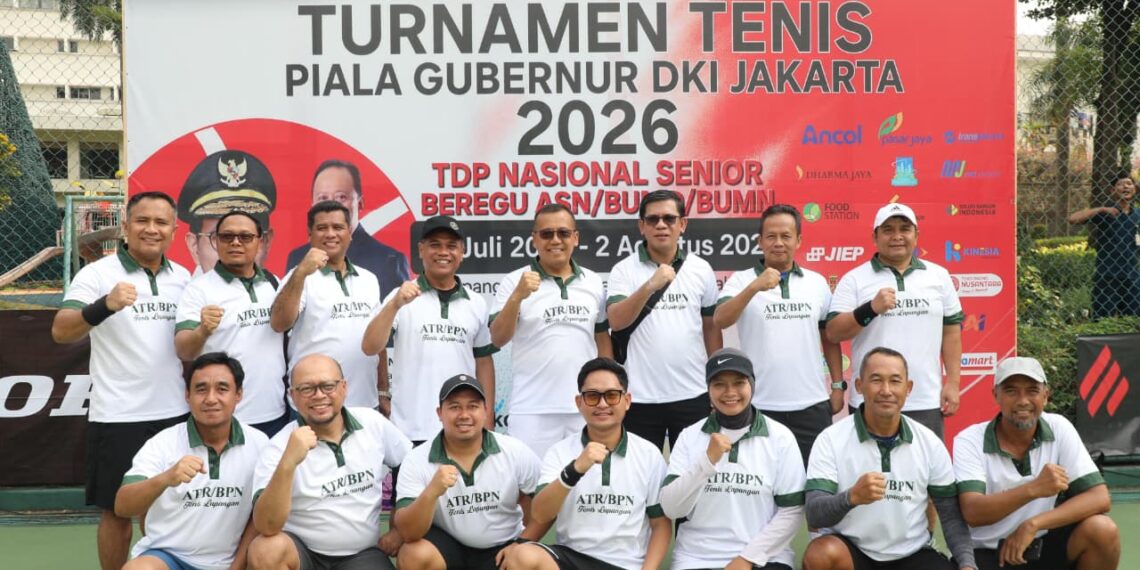 Kementerian Agraria dan Tata Ruang/Badan Pertanahan Nasional (ATR/BPN) saat melakukan poto bersama pada kegiatan Turnamen Tenis Piala Gubernur DKI Jakarta 2026 Beregu ASN/BUMN/BUMD yang digelar di Lapangan Tenis Hotel Borobudur, Jakarta