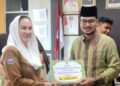 Bupati Natuna, Cen Sui Lan saat melakukan penyerahan bonus secara simbolis atas keberhasilan Kabupaten Natuna meningkatkan peringkat menjadi empat besar pada Musabaqah Tilawatil Qur’an (MTQ) XII Provinsi Kepulauan Riau Tahun 2026, dok_kominfo_natuna.