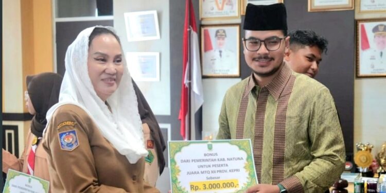 Bupati Natuna, Cen Sui Lan saat melakukan penyerahan bonus secara simbolis atas keberhasilan Kabupaten Natuna meningkatkan peringkat menjadi empat besar pada Musabaqah Tilawatil Qur’an (MTQ) XII Provinsi Kepulauan Riau Tahun 2026, dok_kominfo_natuna.