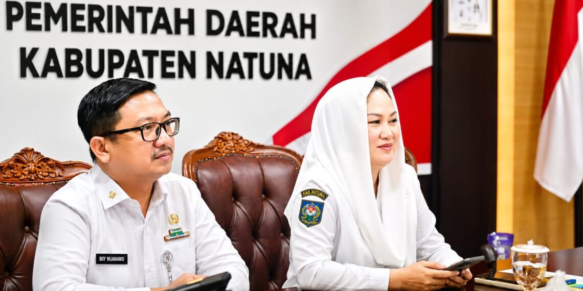 Bupati Natuna Cen Sui Lan saat mengikuti rapat tersebut secara virtual didampingi Sekretaris Daerah Kabupaten Natuna Boy Wijanarko Varianto.