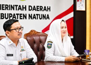 Bupati Natuna Cen Sui Lan saat mengikuti rapat tersebut secara virtual didampingi Sekretaris Daerah Kabupaten Natuna Boy Wijanarko Varianto.