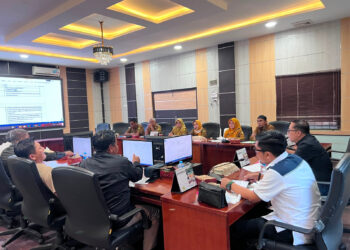 Suasana fokus RDP Komisi I DPRD Karimun. Terlihat perwakilan dari pihak dewan dan sekretariat meninjau dokumen serta pemaparan data di layar monitor, mengkaji urgensi SIMPATI DESA. Petugas dengan hijab kuning menunjukkan keterlibatan aktif tim administrasi – Foto: Sekwan DPRD Karimun