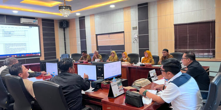 Suasana fokus RDP Komisi I DPRD Karimun. Terlihat perwakilan dari pihak dewan dan sekretariat meninjau dokumen serta pemaparan data di layar monitor, mengkaji urgensi SIMPATI DESA. Petugas dengan hijab kuning menunjukkan keterlibatan aktif tim administrasi – Foto: Sekwan DPRD Karimun