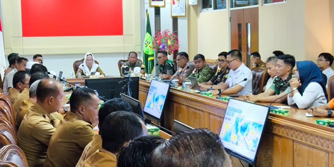 Bupati Natuna Cen Sui Lan saat memimpin rapat koordinasi kesiapsiagaan menghadapi potensi kekeringan dan karhutla di wilayah Kanupaten Natuna Provinsi Kepulauan Riau
