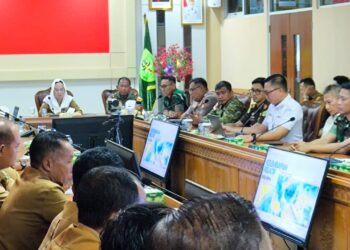 Bupati Natuna Cen Sui Lan saat memimpin rapat koordinasi kesiapsiagaan menghadapi potensi kekeringan dan karhutla di wilayah Kanupaten Natuna Provinsi Kepulauan Riau
