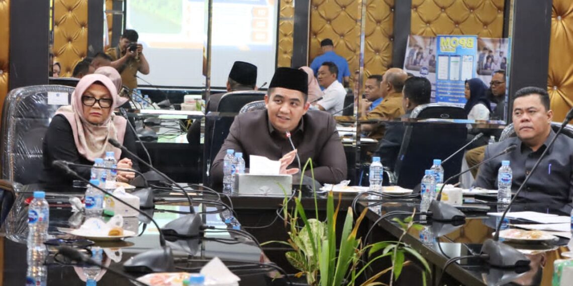 Antisipasi Karhutla dan Kekeringan, Bupati Bintan Perintahkan Perkuat Deteksi Dini BINTAN – Pemerintah Kabupaten Bintan memperkuat langkah antisipasi menghadapi ancaman kebakaran hutan dan lahan (Karhutla) serta kekeringan. Bupati Bintan memimpin langsung Rapat Koordinasi Pencegahan dan Kesiapsiagaan Karhutla serta Kekeringan di Ruang Rapat 2 Kantor Bupati Bintan, Senin (31/8/2026). Rapat tersebut menjadi bagian dari upaya Pemkab Bintan memastikan seluruh unsur terkait tidak hanya siap bertindak saat bencana terjadi, tetapi mampu melakukan deteksi dini dan pencegahan sejak potensi ancaman mulai muncul. Bupati Bintan didampingi Sekretaris Daerah Kabupaten Bintan dan Ketua DPRD Kabupaten Bintan. Hadir pula sejumlah perangkat daerah dan instansi terkait yang memiliki peran dalam pencegahan, penanganan hingga penanggulangan Karhutla dan kekeringan. Dalam arahannya, Bupati menegaskan bahwa pencegahan harus menjadi prioritas. Kesiapsiagaan tidak boleh dibangun setelah kejadian berlangsung, melainkan harus dipersiapkan sejak dini dengan pembagian peran yang jelas antarpihak. “Yang paling penting adalah bagaimana kita melakukan pencegahan dan memastikan kesiapsiagaan. Jangan sampai ketika kejadian sudah terjadi, kita baru bergerak. Semua pihak harus memahami perannya masing-masing,” ujar Bupati. Ia meminta seluruh unsur terkait meningkatkan pemantauan terhadap wilayah dan titik-titik yang berpotensi mengalami Karhutla. Sistem komunikasi serta pelaporan juga harus diperkuat agar setiap indikasi kejadian dapat segera diketahui dan ditindaklanjuti. Selain kesiapan personel, Bupati turut menekankan pentingnya memastikan ketersediaan sarana dan prasarana pendukung. Dengan demikian, apabila terjadi kebakaran lahan maupun kondisi darurat akibat kekeringan, respons di lapangan dapat dilakukan secara cepat dan terukur. Kekeringan Jadi Perhatian Tidak hanya Karhutla, potensi kekeringan juga menjadi perhatian serius dalam rapat tersebut. Berkurangnya ketersediaan air dapat memberikan dampak langsung terhadap masyarakat, terutama mereka yang berada di wilayah yang memiliki kerentanan terhadap kekeringan. Karena itu, pemerintah daerah diminta mengantisipasi kemungkinan gangguan ketersediaan air sekaligus menyiapkan langkah penanganan apabila kondisi tersebut terjadi. Bupati menekankan bahwa penanganan Karhutla dan kekeringan membutuhkan kerja bersama. Pemerintah daerah tidak dapat bekerja sendiri tanpa dukungan aparat, masyarakat, dunia usaha dan seluruh pemangku kepentingan. “Kolaborasi menjadi kunci. Kita ingin seluruh potensi yang ada bisa bergerak bersama, sehingga apabila ada indikasi kebakaran atau kekeringan, responsnya dapat dilakukan secepat mungkin,” tambahnya. Melalui rapat koordinasi tersebut, Pemkab Bintan memastikan seluruh unsur terkait memiliki kesiapan yang sama dalam menghadapi potensi bencana. Langkah pencegahan, pemantauan, komunikasi hingga respons cepat akan terus diperkuat untuk meminimalkan risiko Karhutla dan dampak kekeringan. Pemkab Bintan juga menegaskan bahwa kesiapsiagaan bukan hanya menjadi tanggung jawab pemerintah. Peran aktif masyarakat dalam menjaga lingkungan dan melaporkan potensi kebakaran maupun kondisi kekeringan sejak dini menjadi bagian penting dalam membangun sistem penanggulangan bencana yang kuat. Dengan koordinasi lintas sektor yang semakin solid, pemerintah berharap potensi Karhutla dan kekeringan di wilayah Bintan dapat ditekan, sekaligus memastikan keselamatan dan pelayanan kepada masyarakat tetap menjadi prioritas.